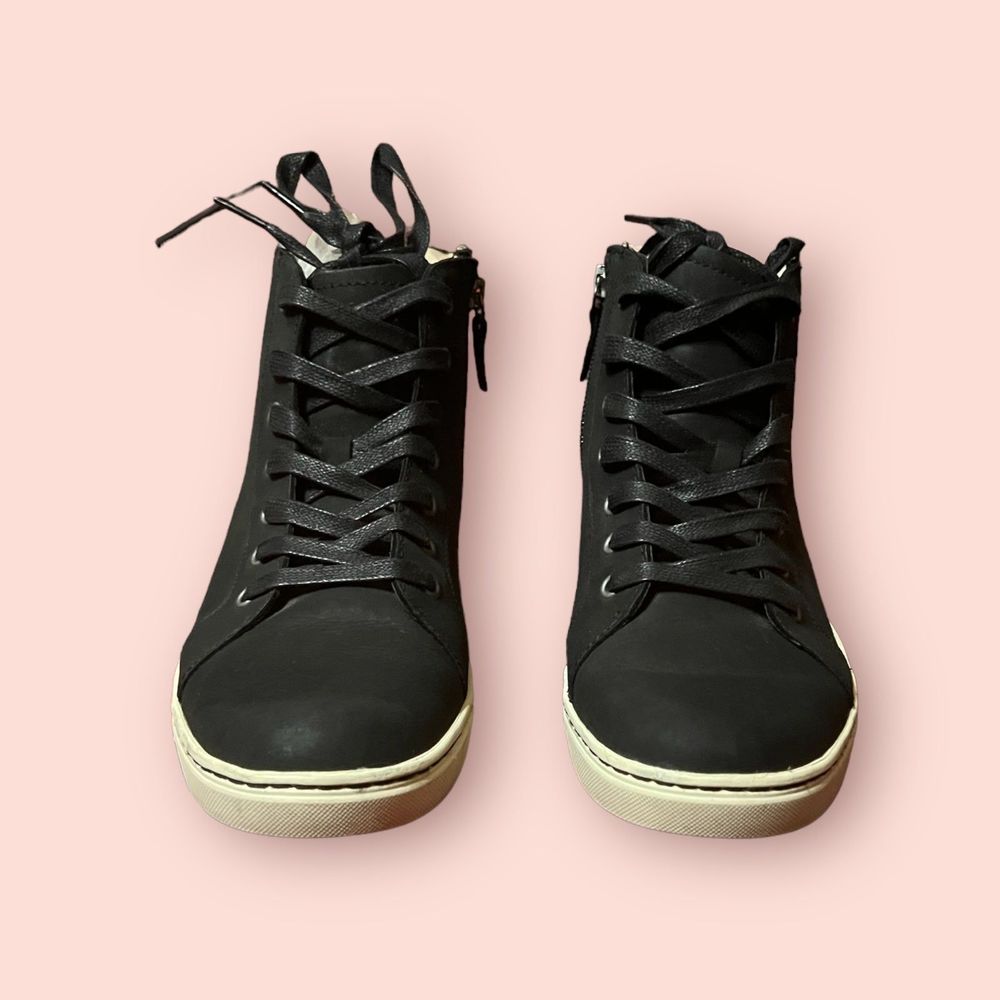 UGG Hightop Tennis Shoes 8.5